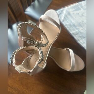 Badgley Mischka neutral nude Cream Heels with Ankle Straps Heel size 10 jeweled